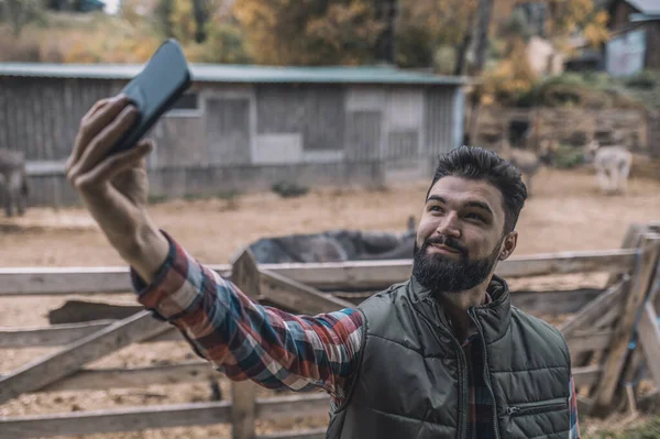 Gülümseyen sakallı bir adam selfie çekiyor. — Stok fotoğraf