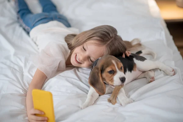 Uśmiechnięty cute girl co zdjęcie z jej zabawny zwierzak — Zdjęcie stockowe