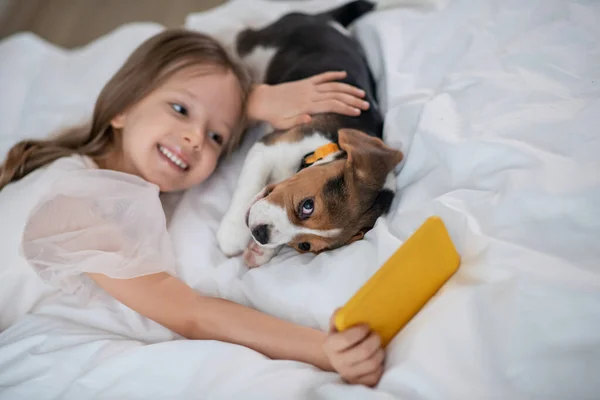 Bonita niña tomando selfies con su divertido amigo de cuatro patas —  Fotos de Stock