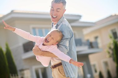 Baba kızıyla eğleniyor ve harika hissediyor.