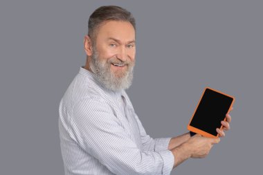 Sakallı adam aletleriyle çalışıyor.