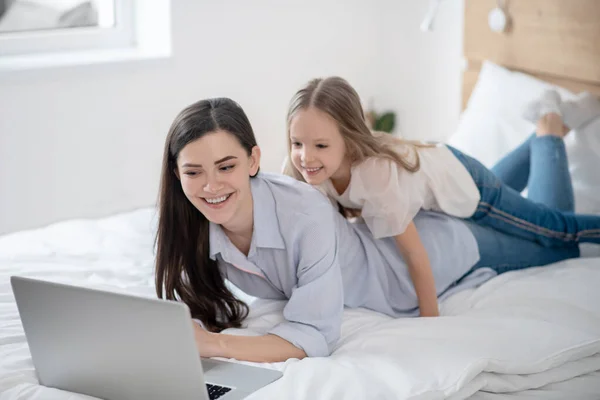 A gyerek és az anyja videót néznek a laptopon. — Stock Fotó