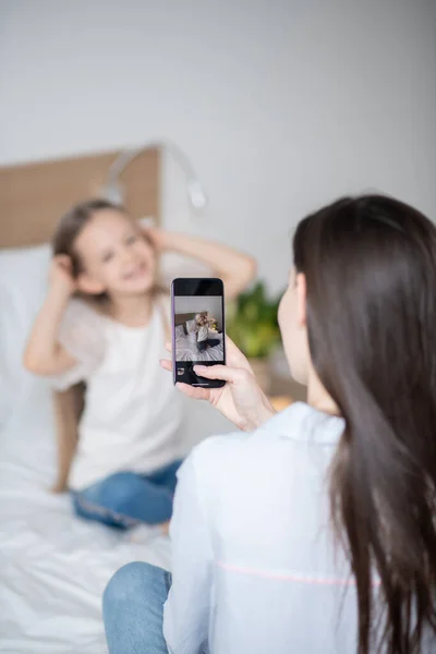 Egy nő fényképet készít a lányáról. — Stock Fotó