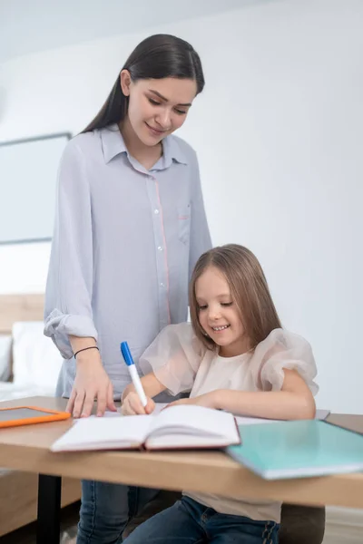 Genç anne kızıyla ödev ile yardım — Stok fotoğraf