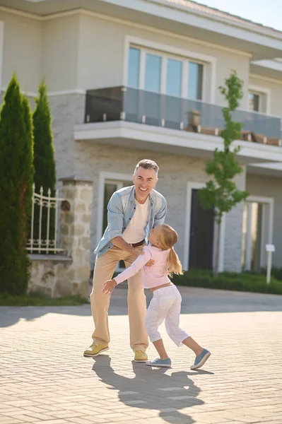 Papá se divierte con su hija y se siente increíble — Foto de Stock