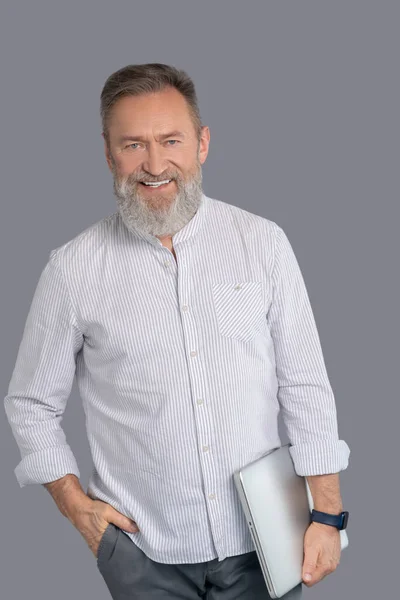 Bearded man arbetar med sin gadget — Stockfoto