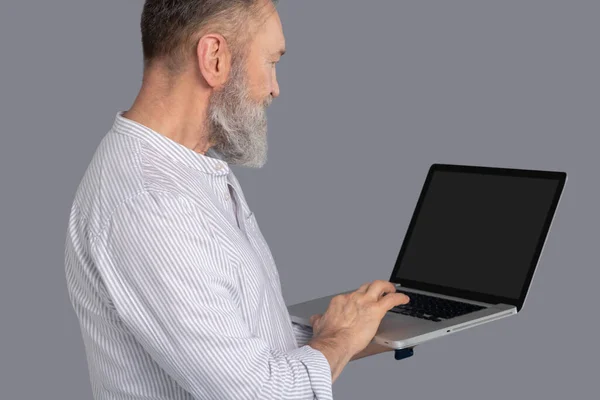 Bearded man working with his gadget — Stock Photo, Image