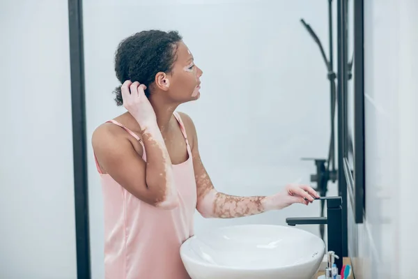 Ein niedlicher Mulatta im Badezimmer am Morgen — Stockfoto