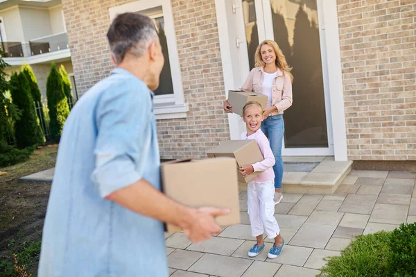 Young family feeling excited while moving to a new house — Stock Photo, Image