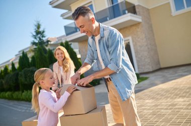 Aile yeni bir eve taşınıyor.
