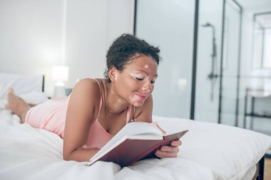 Günlüğüne yazan ve ilham veren genç bir kadın.