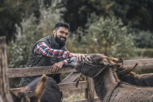 Jovem agricultor de cabelos escuros perto do curral — Fotografia de Stock