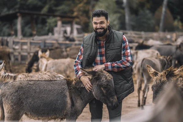 Um fazendeiro com seus animais no quadro — Fotografia de Stock