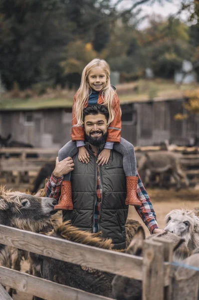 Αγρότης κρατά την κόρη του στους ώμους και αισθάνεται καλά — Φωτογραφία Αρχείου