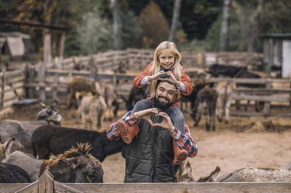 Farmer tartja a lányát a vállán és jól érzi magát — Stock Fotó