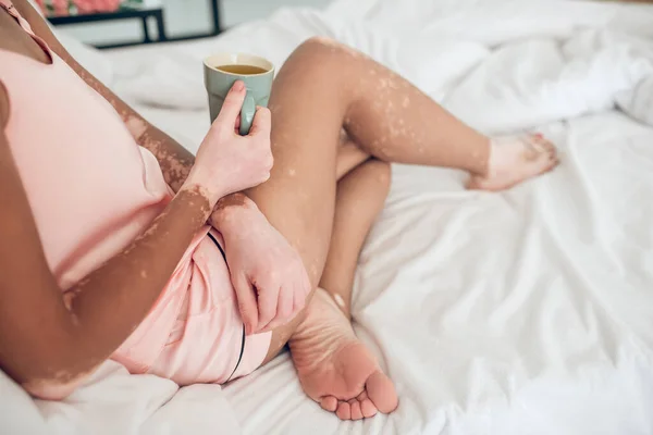 Закрыть фотографию женщины, пьющей чай в постели — стоковое фото