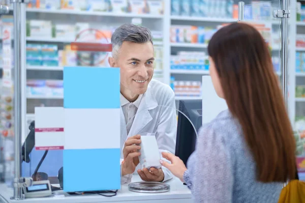 Γυναίκα πελάτης στέκεται κοντά στον πάγκο φαρμακείο — Φωτογραφία Αρχείου