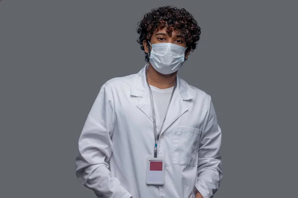 Trabajador médico en la máscara protectora posando para la cámara — Foto de Stock