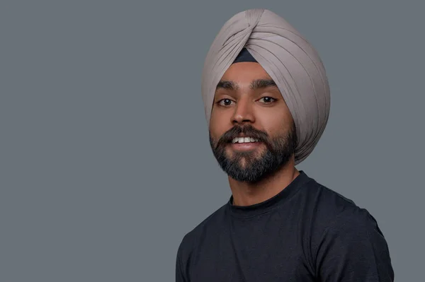 Pleased man in the turban looking ahead — Stock Photo, Image