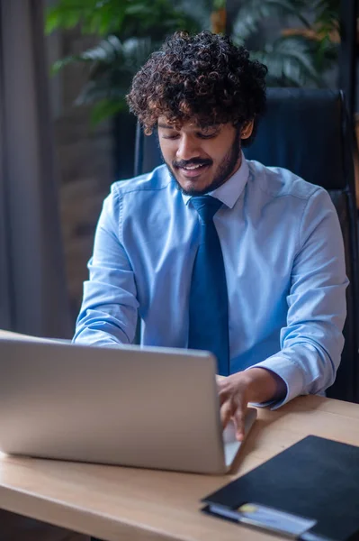 Man som arbetar på laptop i Office — Stockfoto