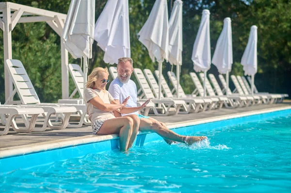 Couple d'âge mûr passer la journée dans la zone de loisirs et l'air heureux — Photo