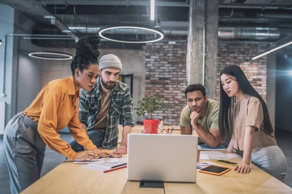 Aandachtige jongeren op zoek naar laptop scherm — Stockfoto