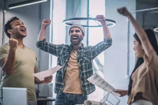 Tutkulu genç kızlar ve oğlanlar yumruklarını kaldırdı.