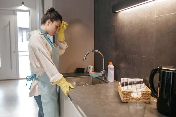 Frau steht neben der Arbeitsplatte und sieht müde aus — Stockfoto