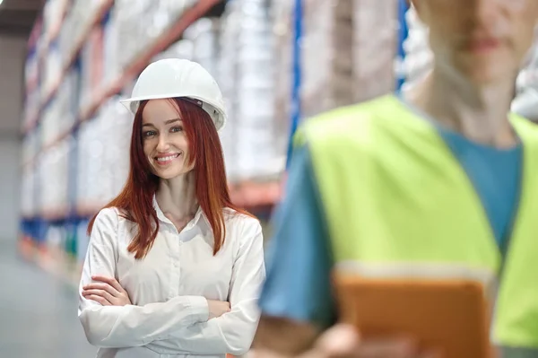 Sorridente supervisore femminile e operaia uscente con tablet — Foto Stock