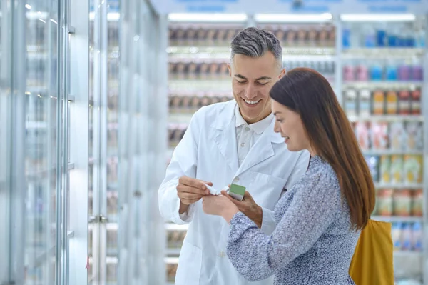 Männlicher Experte berät Kunden bei Körperpflegeprodukten — Stockfoto