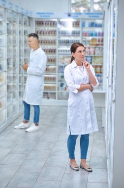 Eczanede ilaç revizyonu yapan iki eczacı.