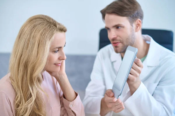 Perfil de mujer mirando en espejo y médico —  Fotos de Stock