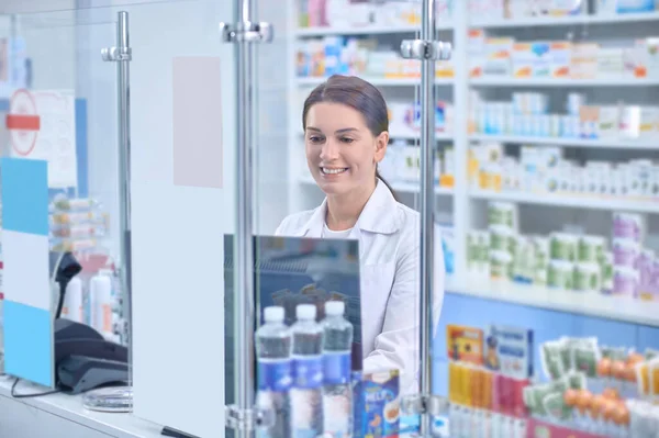 Farmacéutica femenina trabajando en una farmacia — Foto de Stock