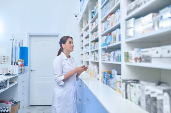 Apothekerin arbeitet in einer Drogerie — Stockfoto