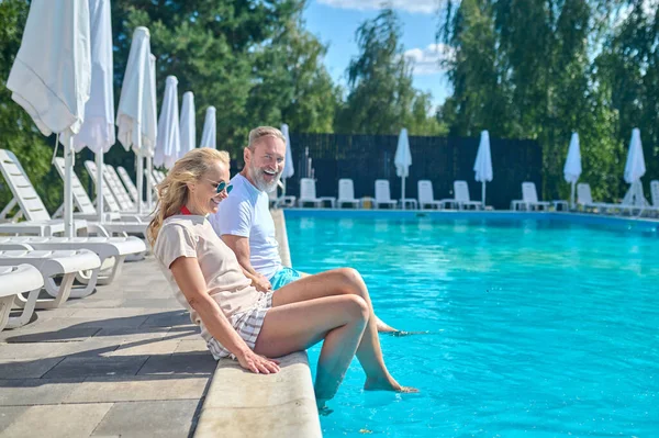 Couple d'âge mûr profitant du beau temps près de la piscine — Photo