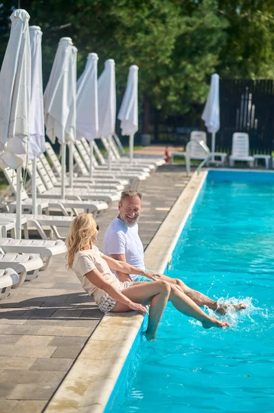 Couple d'âge mûr profitant du beau temps près de la piscine — Photo