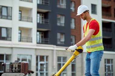 İnşaat malzemesi olan bir adamın profili