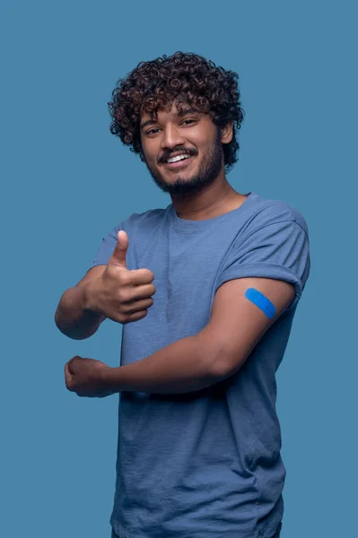 Happy man posing for the camera after the vaccination procedure — Stock Photo, Image