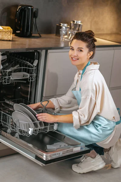 Tvättfat för hemmafru i diskmaskinen — Stockfoto