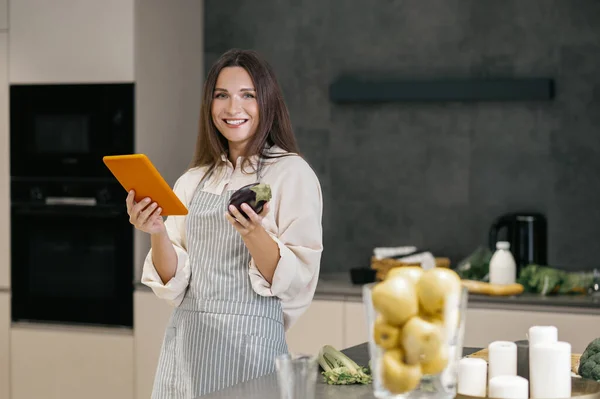 Mujer joven de pelo largo pensando en cocinar algo para el almuerzo — Foto de Stock