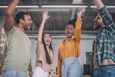 Erkekler ve kızlar açık ağızlı ve ellerini kaldırmış