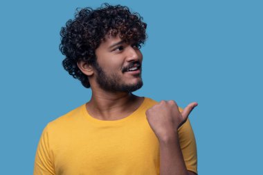 Erkek, elinin ilk basamağını kullanarak yanlamasına işaret ediyor.