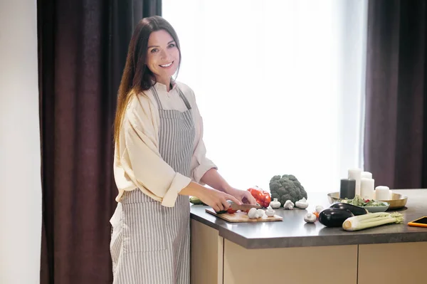 Vrouw die lunch kookt en groenten snijdt — Stockfoto