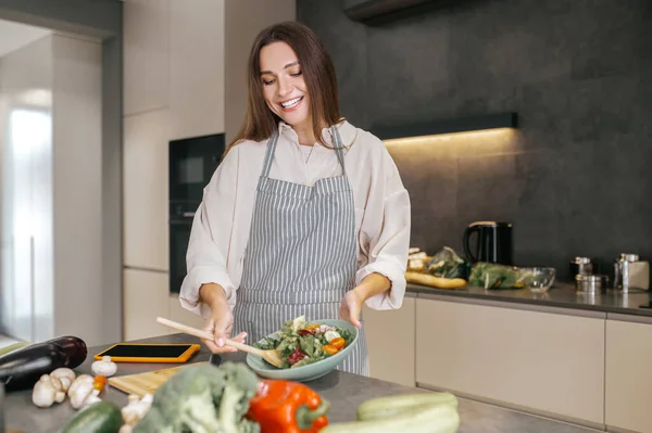 Linda mujer positiva en la cocina — Foto de Stock