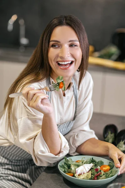 Cute positive woman in the kitchen — стоковое фото