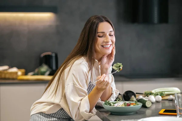 Χαμογελώντας ευτυχισμένη γυναίκα τρώει με όρεξη — Φωτογραφία Αρχείου