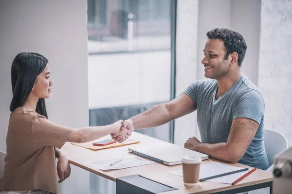 Guy and girl shaking hands in office — Fotografia de Stock