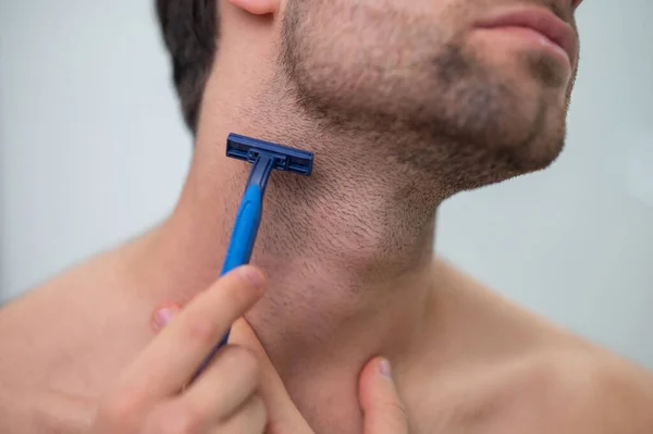Genç adam aynaya tıraş — Stok fotoğraf