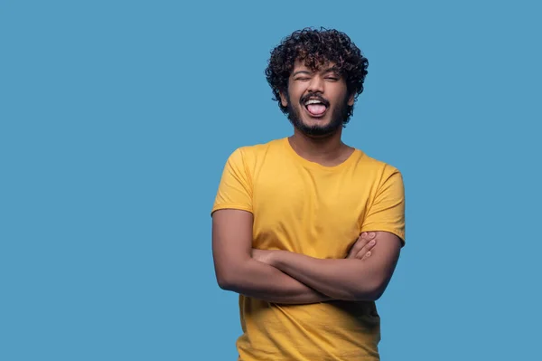 Funny curly-haired bearded Indian guy making faces — Stockfoto
