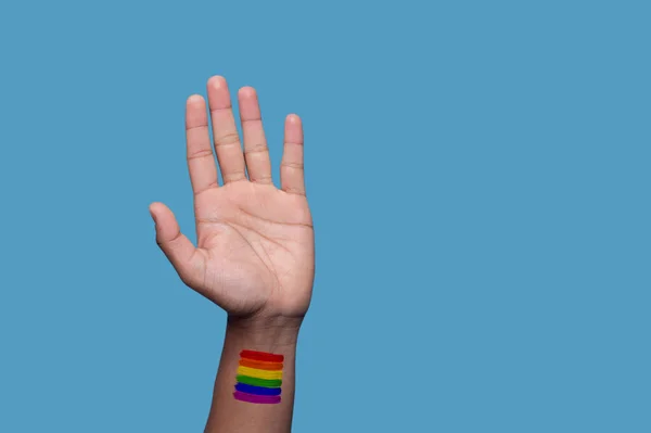 Πρόσωπο που επιδεικνύει το σύμβολο ΛΟΑΤΚΙ στο μπλε φόντο — Φωτογραφία Αρχείου